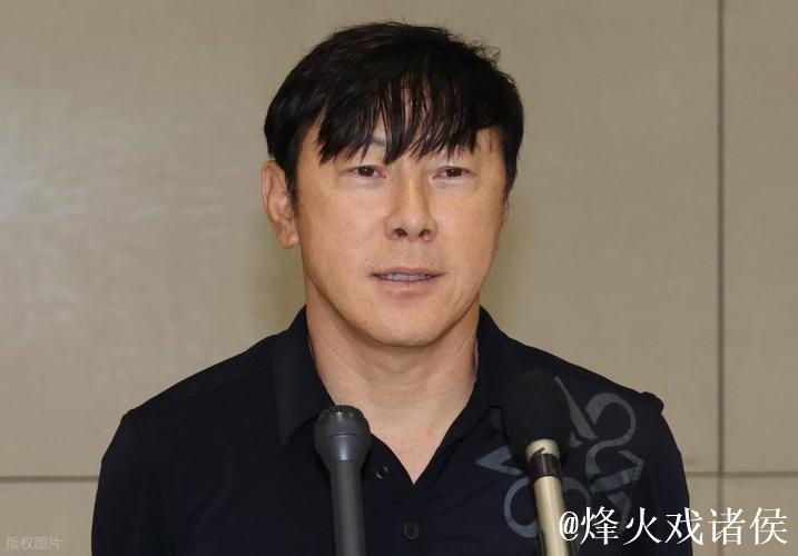 韩前主帅申台龙微笑扇球员耳光被控长期施暴 韩前主帅申台龙微笑扇球员耳光被控长期施暴