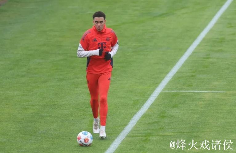 图片报:穆西亚拉今天进行了单独训练,可能下周 图片报:穆西亚拉今天进行了单独训练,可能下周